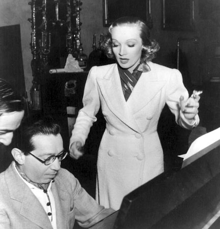 Foto mit Friedrich Hollaender und Marlene Dietrich proben in Hollywood